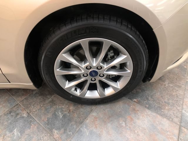 Certified 2017 Ford Fusion SE w/ Fusion SE Technology Package FWD image 9