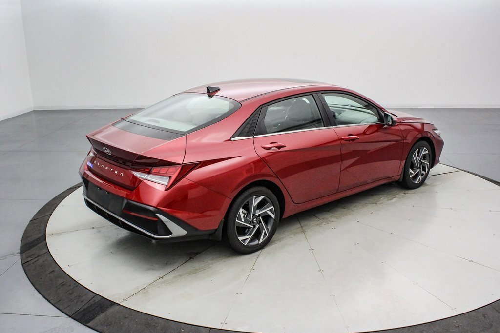 Used 2025 Hyundai Elantra SEL image 5