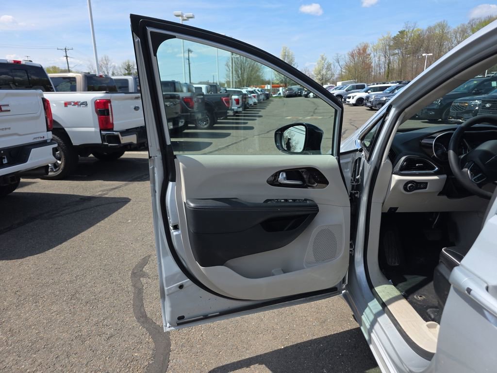 Used 2024 Chrysler Pacifica Limited FWD image 19
