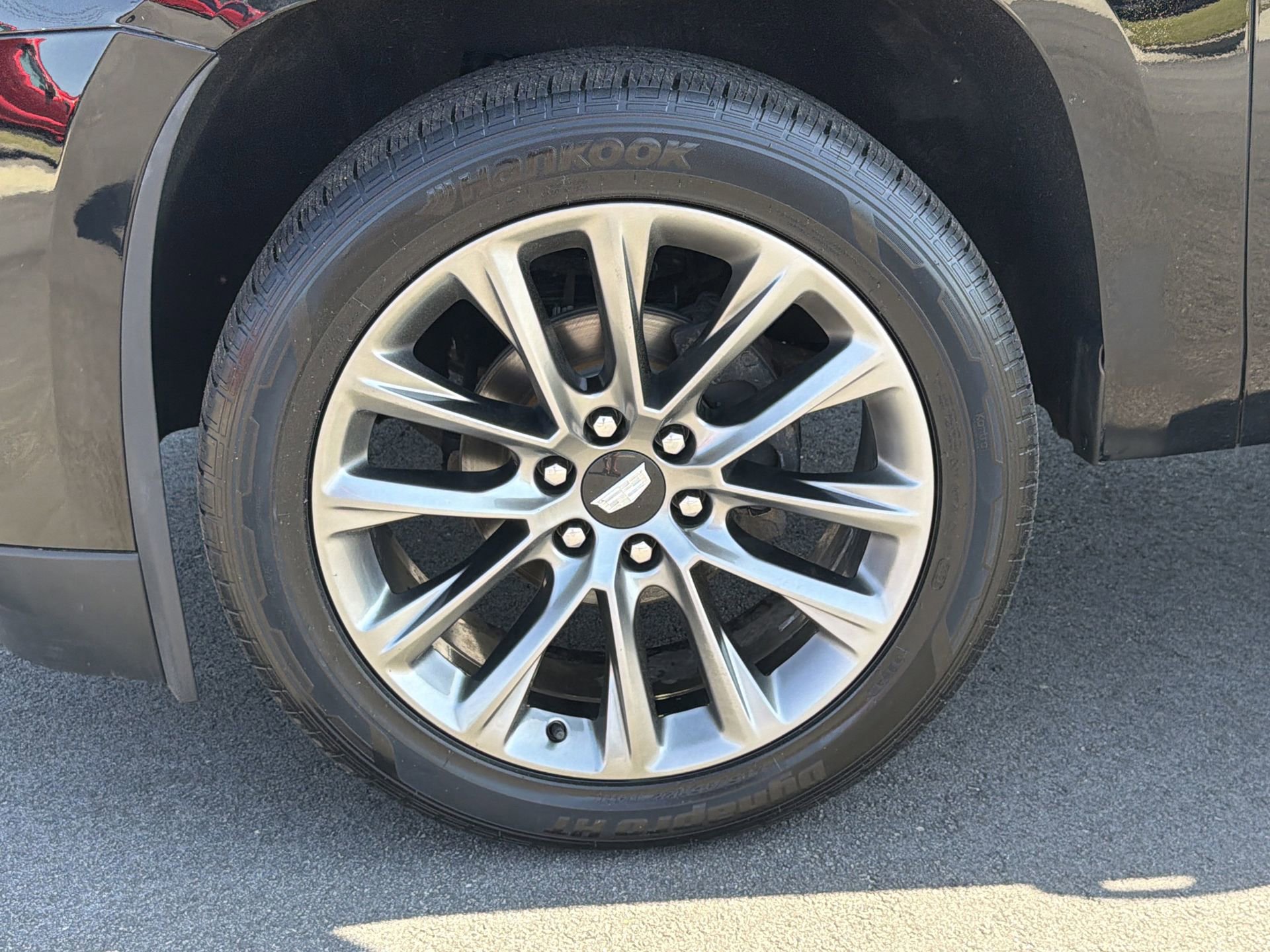 Used 2020 Cadillac Escalade Luxury w/ Escalade Sport Edition AWD/4WD image 37