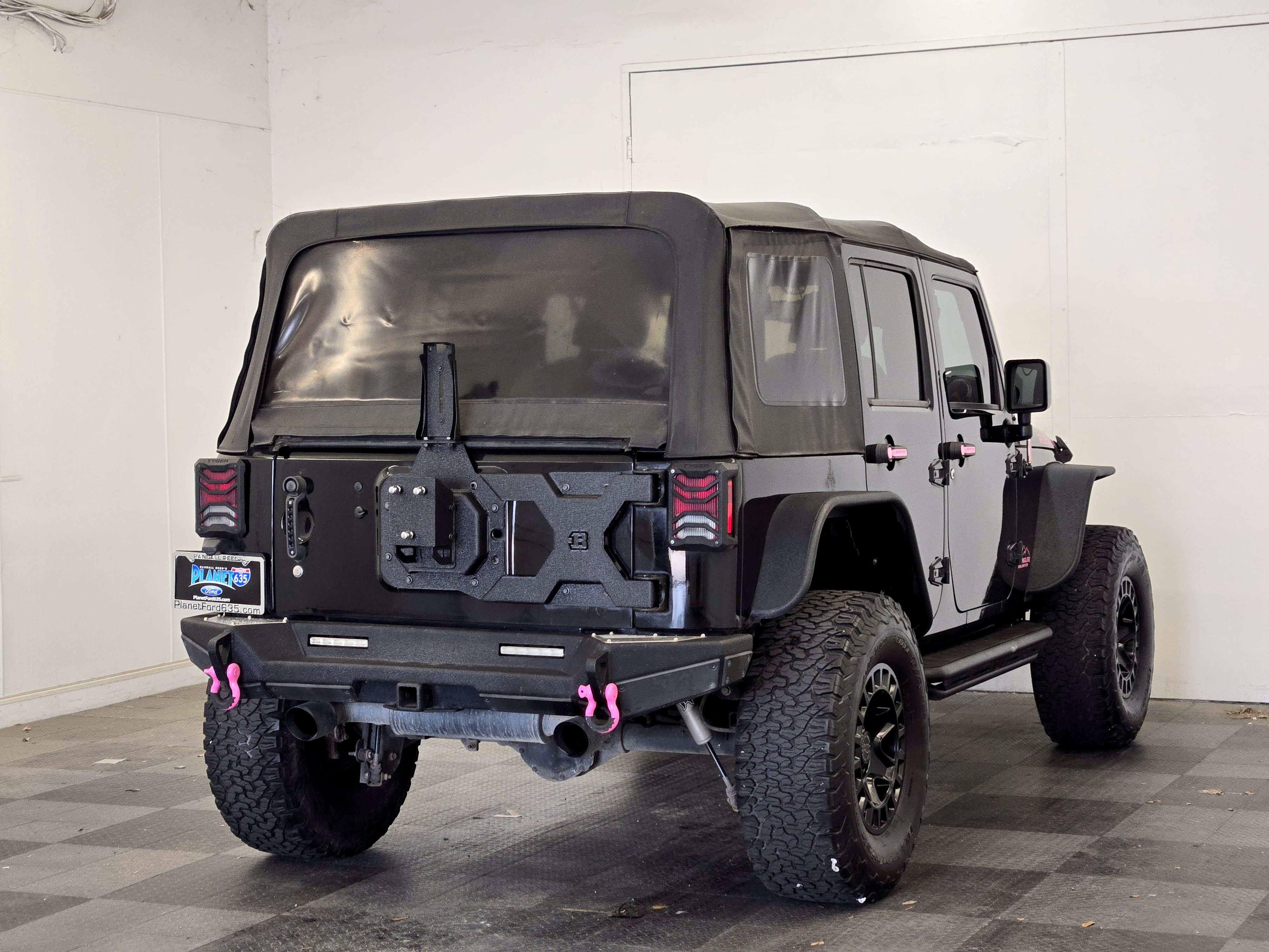 Used 2017 Jeep Wrangler Unlimited Rubicon w/ Connectivity Group AWD/4WD image 7