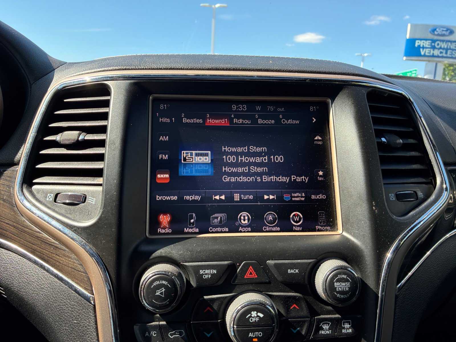 Used 2017 Jeep Grand Cherokee Overland w/ Jeep Active Safety Group AWD/4WD image 12