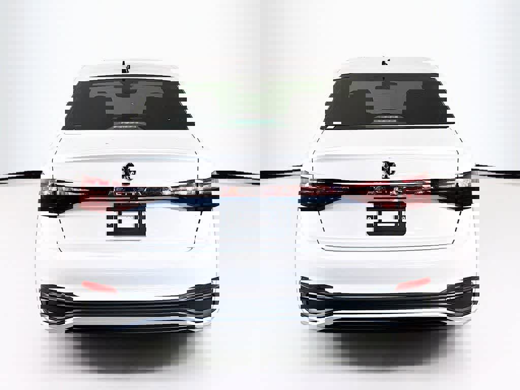 Used 2025 Volkswagen Jetta Sport image 4