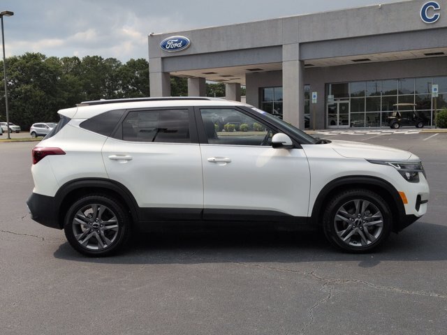Used 2023 Kia Seltos S w/ Navigation Package FWD image 3