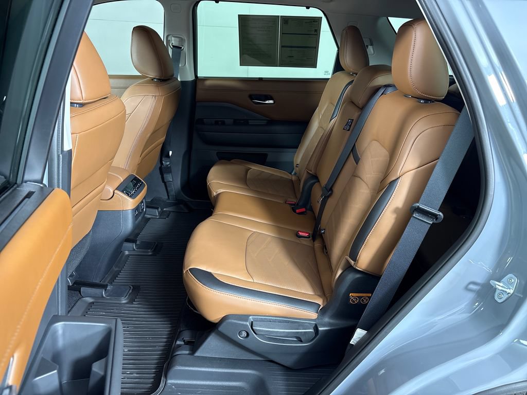 Used 2025 Nissan Pathfinder Platinum w/ Black Appearance Package FWD image 31