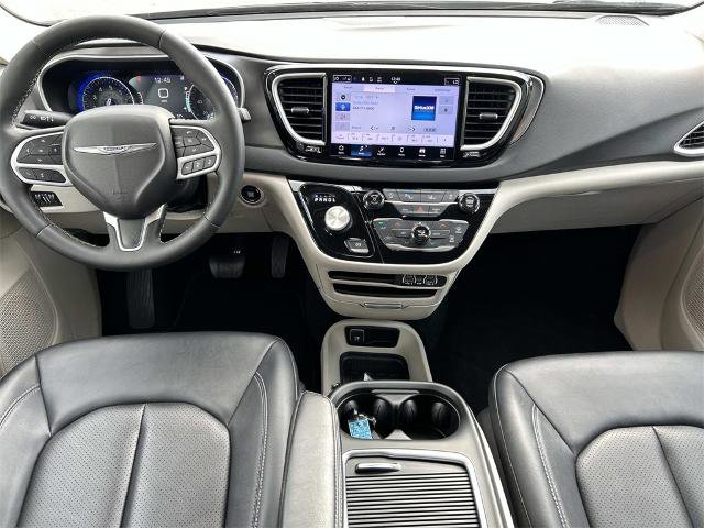 Used 2024 Chrysler Pacifica Touring-L image 13