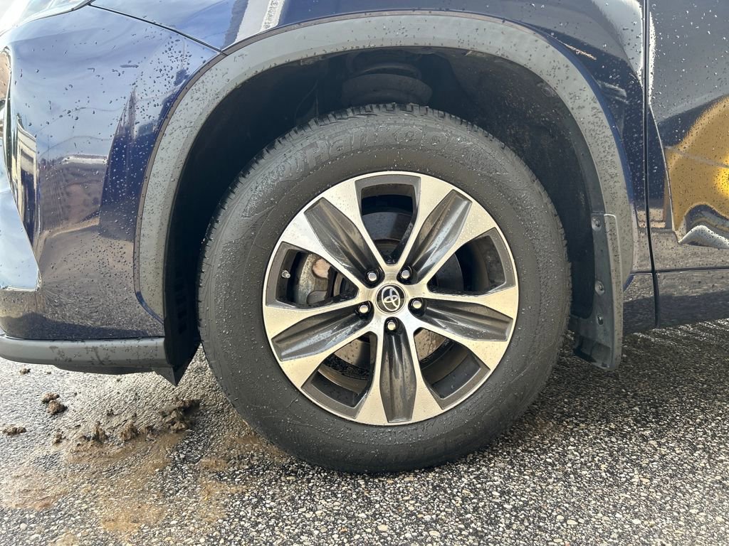 Used 2021 Toyota Highlander XLE AWD/4WD image 7