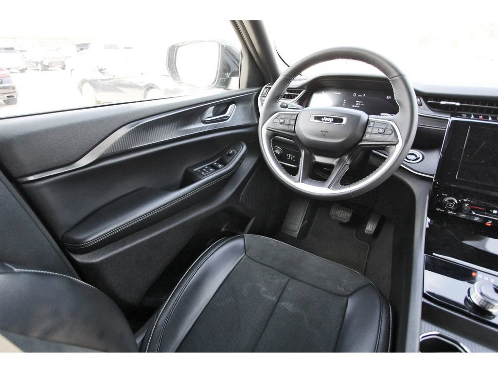 Used 2025 Jeep Grand Cherokee Altitude RWD image 12