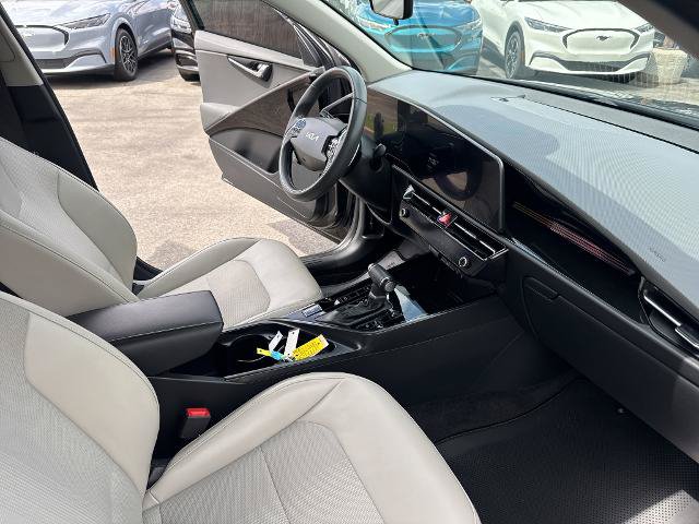 Used 2023 Kia Niro EX Touring FWD image 27