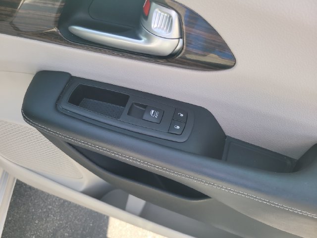 Used 2024 Chrysler Pacifica Limited FWD image 32
