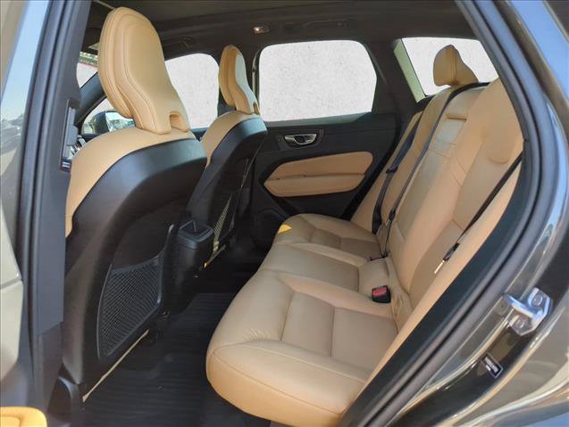 Used 2020 Volvo XC60 T5 Momentum w/ Protection Package AWD/4WD image 18