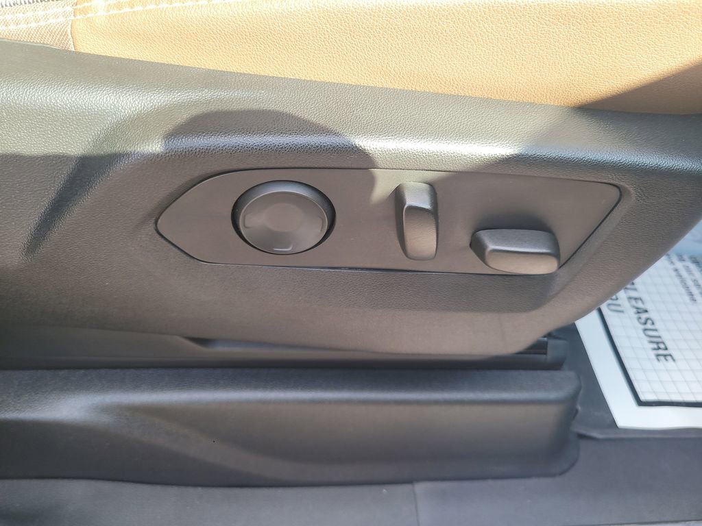 Used 2023 Chevrolet Suburban High Country image 31