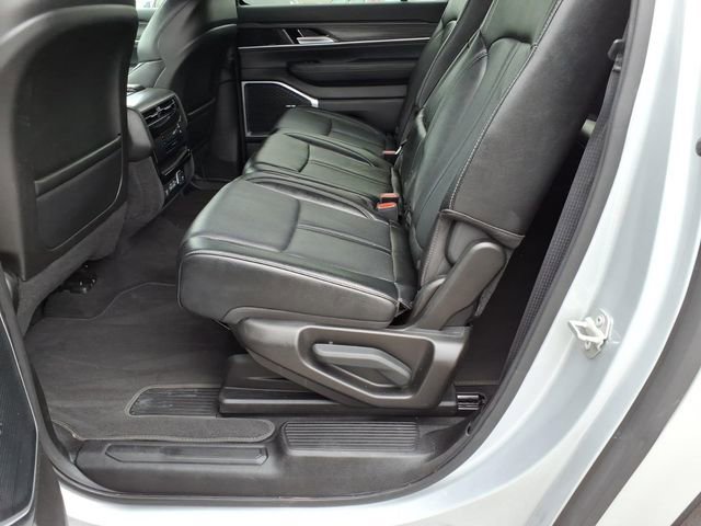 Used 2024 Jeep Wagoneer L Series II w/ Flexible Seating Group AWD/4WD image 17