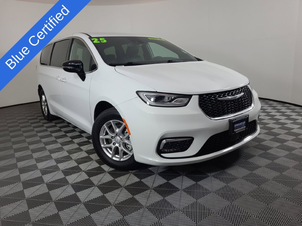 Used 2025 Chrysler Pacifica Select
