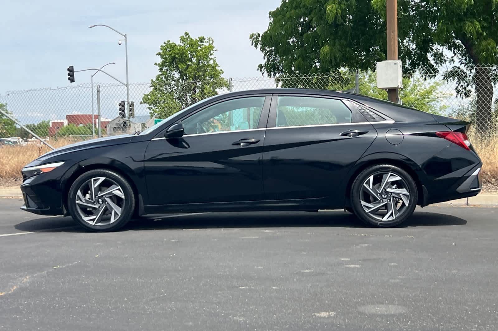 Used 2024 Hyundai Elantra Limited image 2