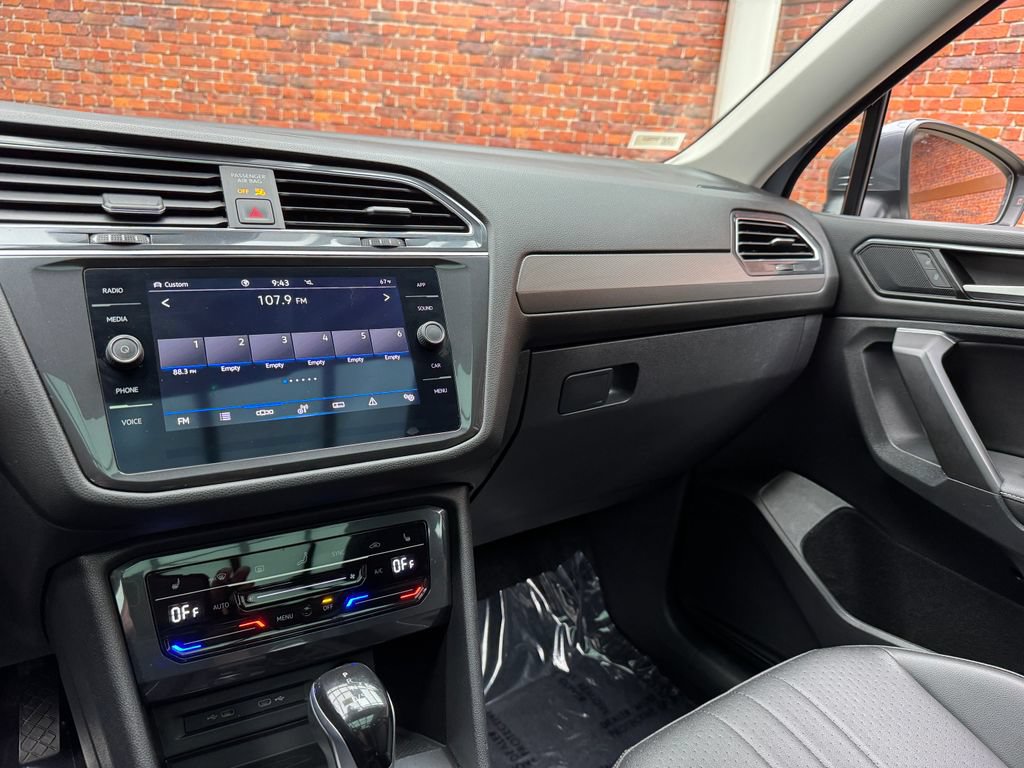Used 2022 Volkswagen Tiguan SE AWD/4WD image 19