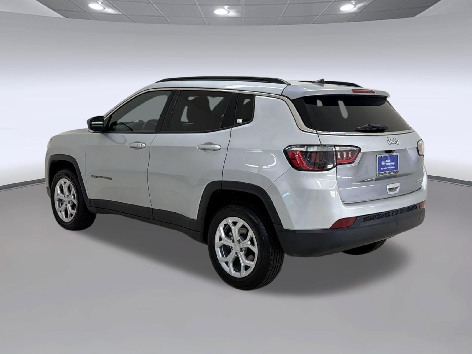 Used 2024 Jeep Compass Latitude AWD/4WD image 3