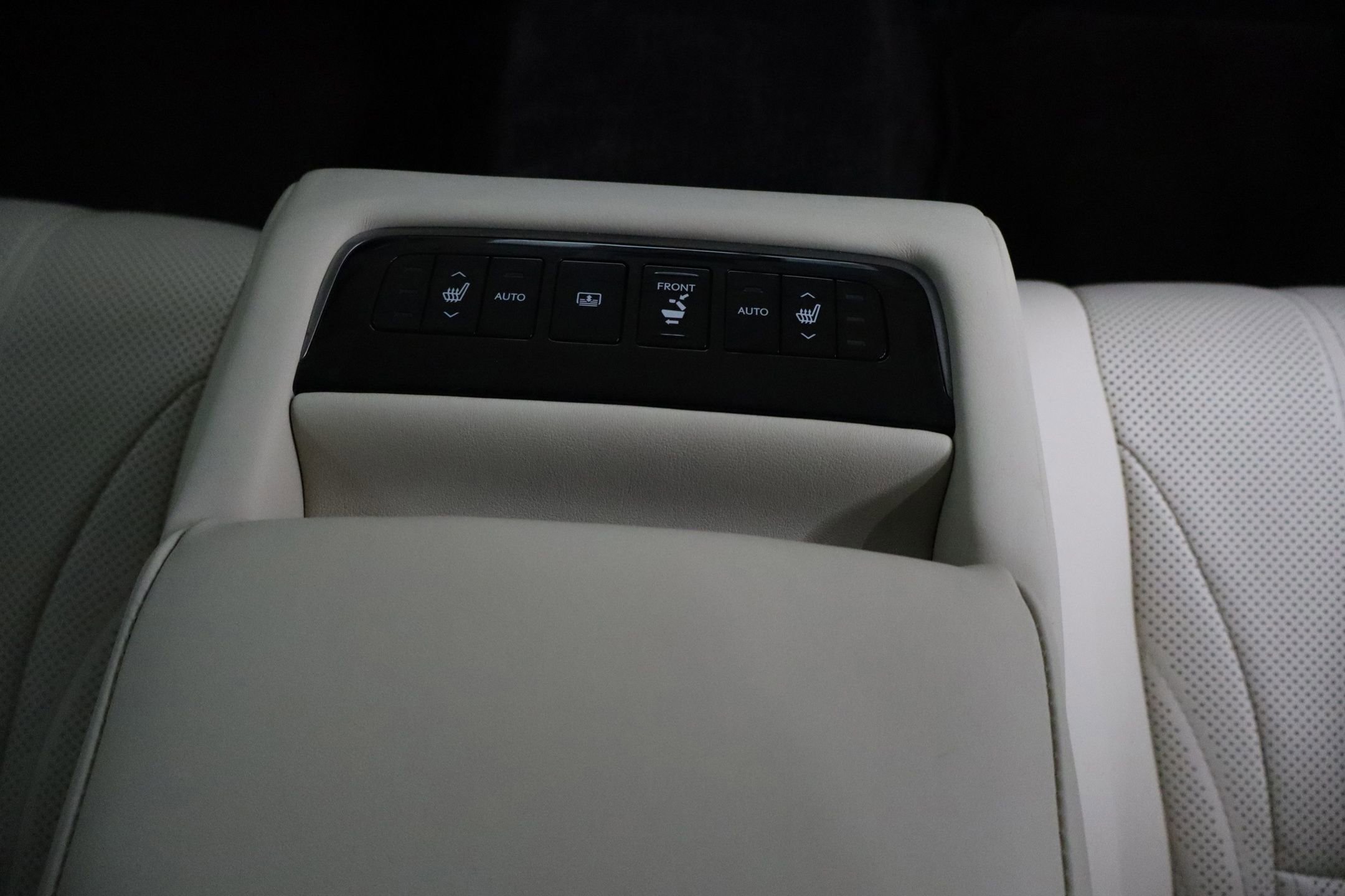 Used 2020 Lexus LS 500 w/ Interior Upgrade Package image 33