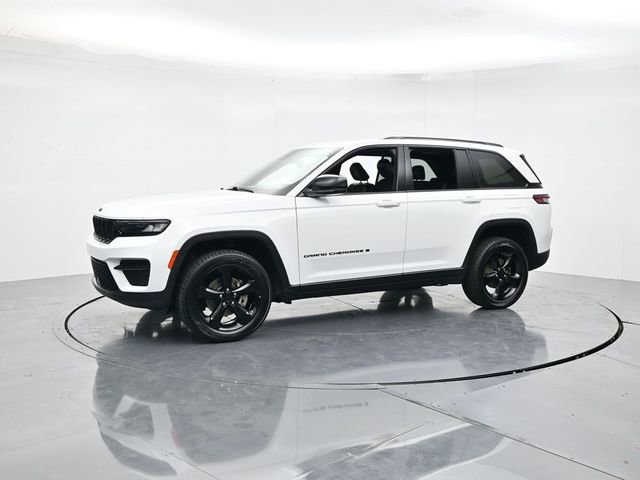 Used 2023 Jeep Grand Cherokee Altitude RWD image 5
