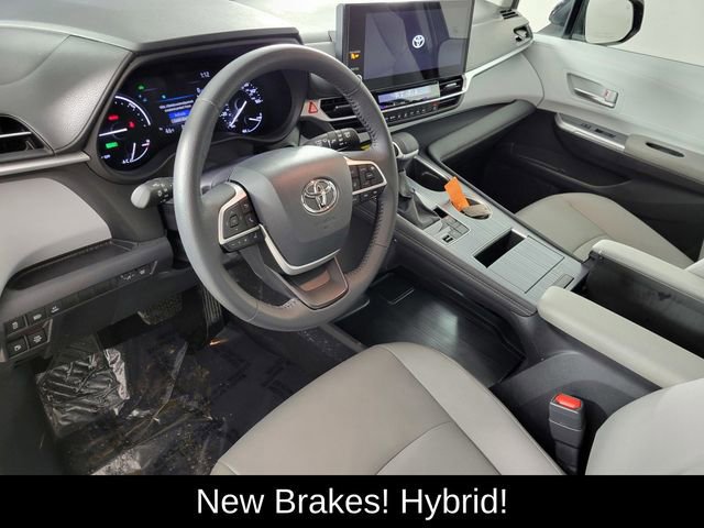 Used 2025 Toyota Sienna XLE w/ XLE Plus Package image 11