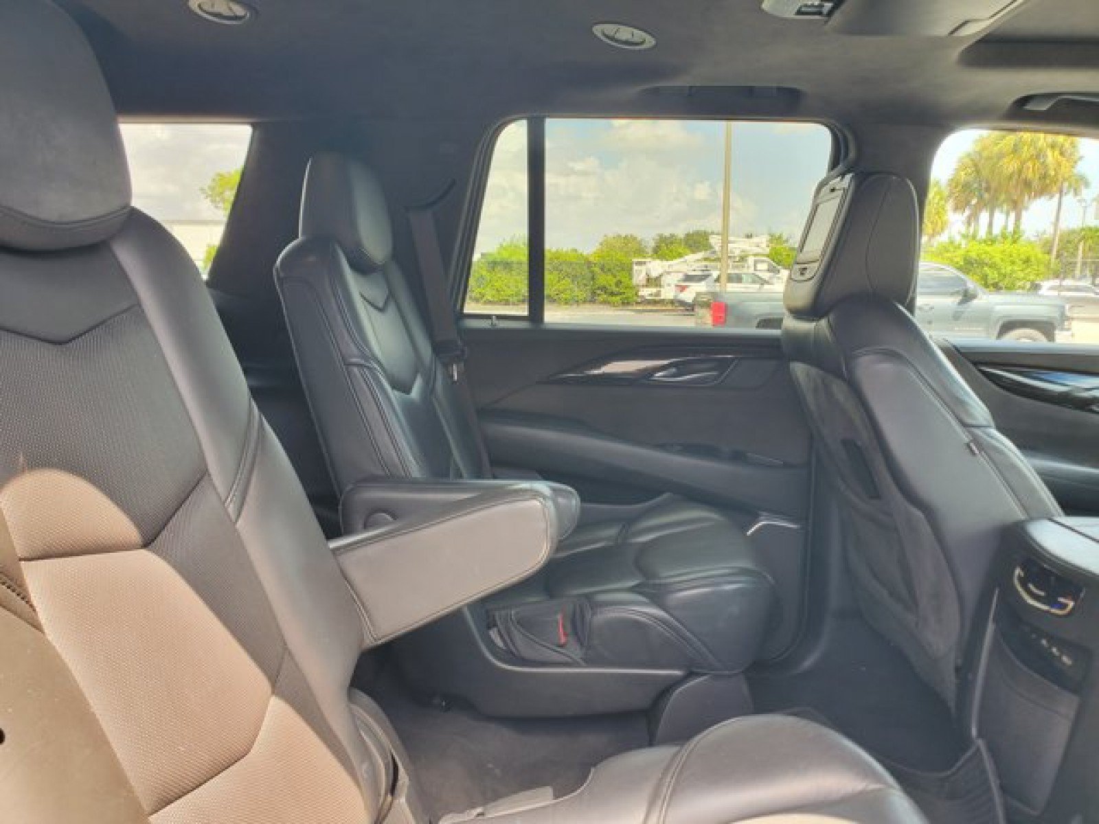 Used 2018 Cadillac Escalade Platinum RWD image 36