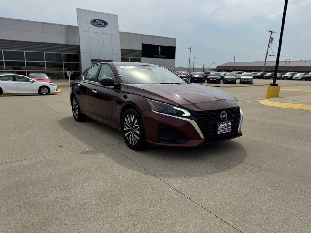 Used 2025 Nissan Altima 2.5 SV FWD image 3
