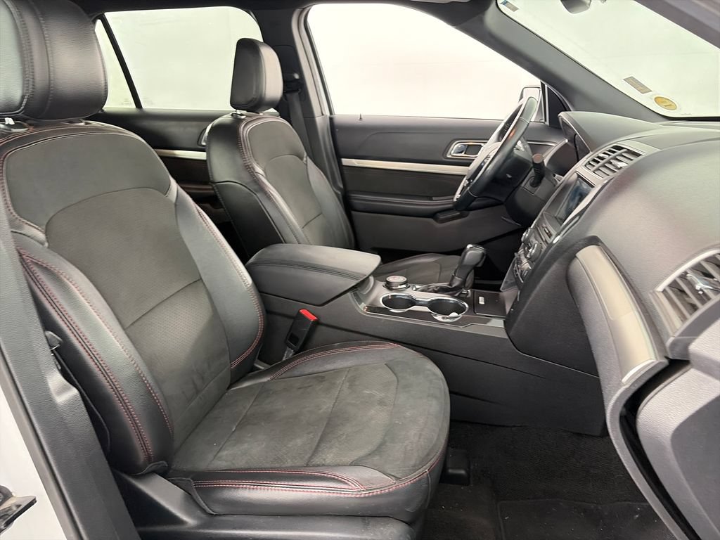 Certified 2018 Ford Explorer XLT w/ Equipment Group 202A AWD/4WD image 31
