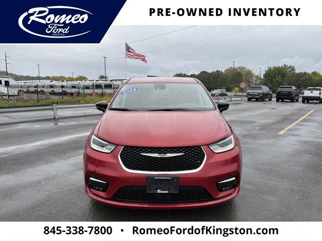 Used 2024 Chrysler Pacifica Touring-L FWD image 2