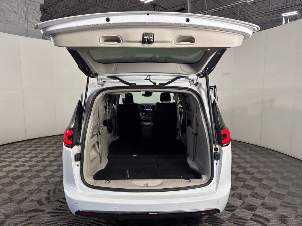 Used 2024 Chrysler Pacifica Touring-L image 12