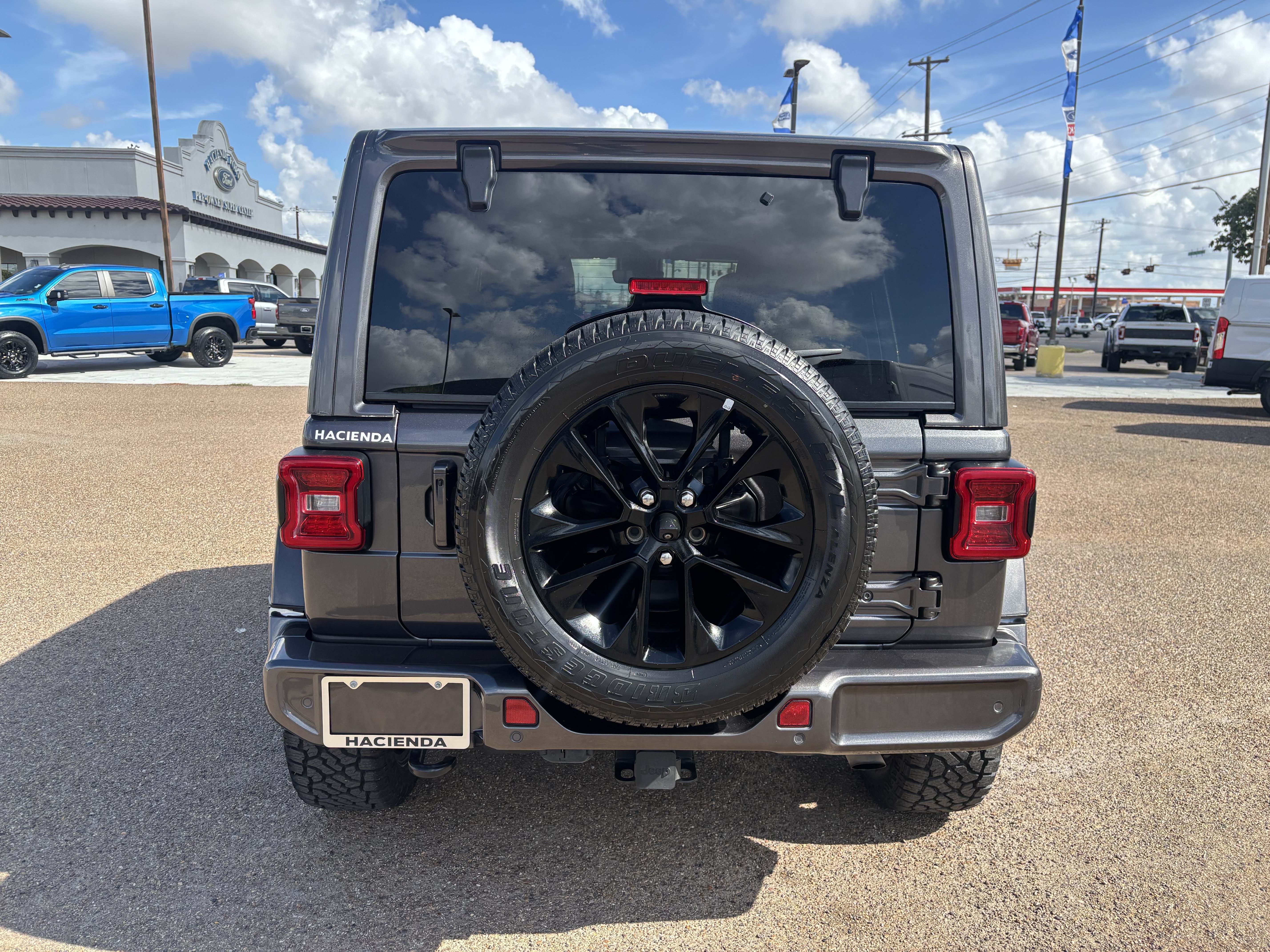 Used 2021 Jeep Wrangler Unlimited Sahara AWD/4WD image 4