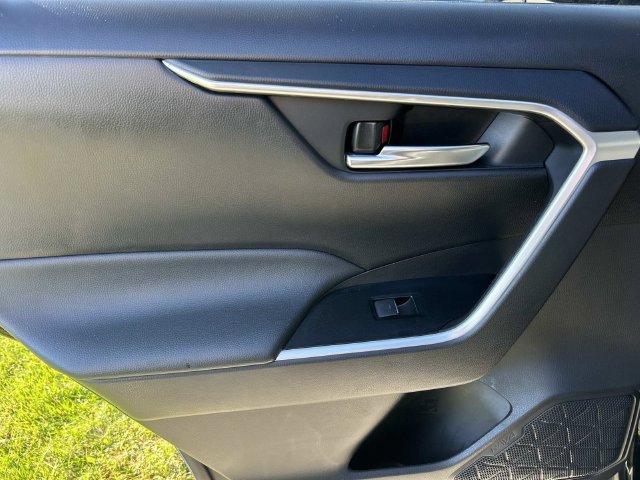 Used 2025 Toyota RAV4 XLE FWD image 12