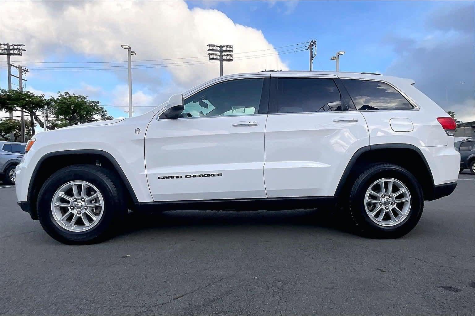 Used 2019 Jeep Grand Cherokee Laredo AWD/4WD image 3