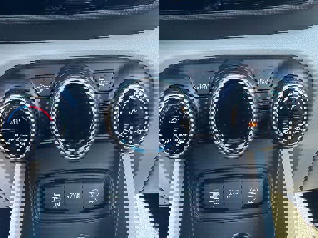 Used 2023 Hyundai Venue SEL image 28