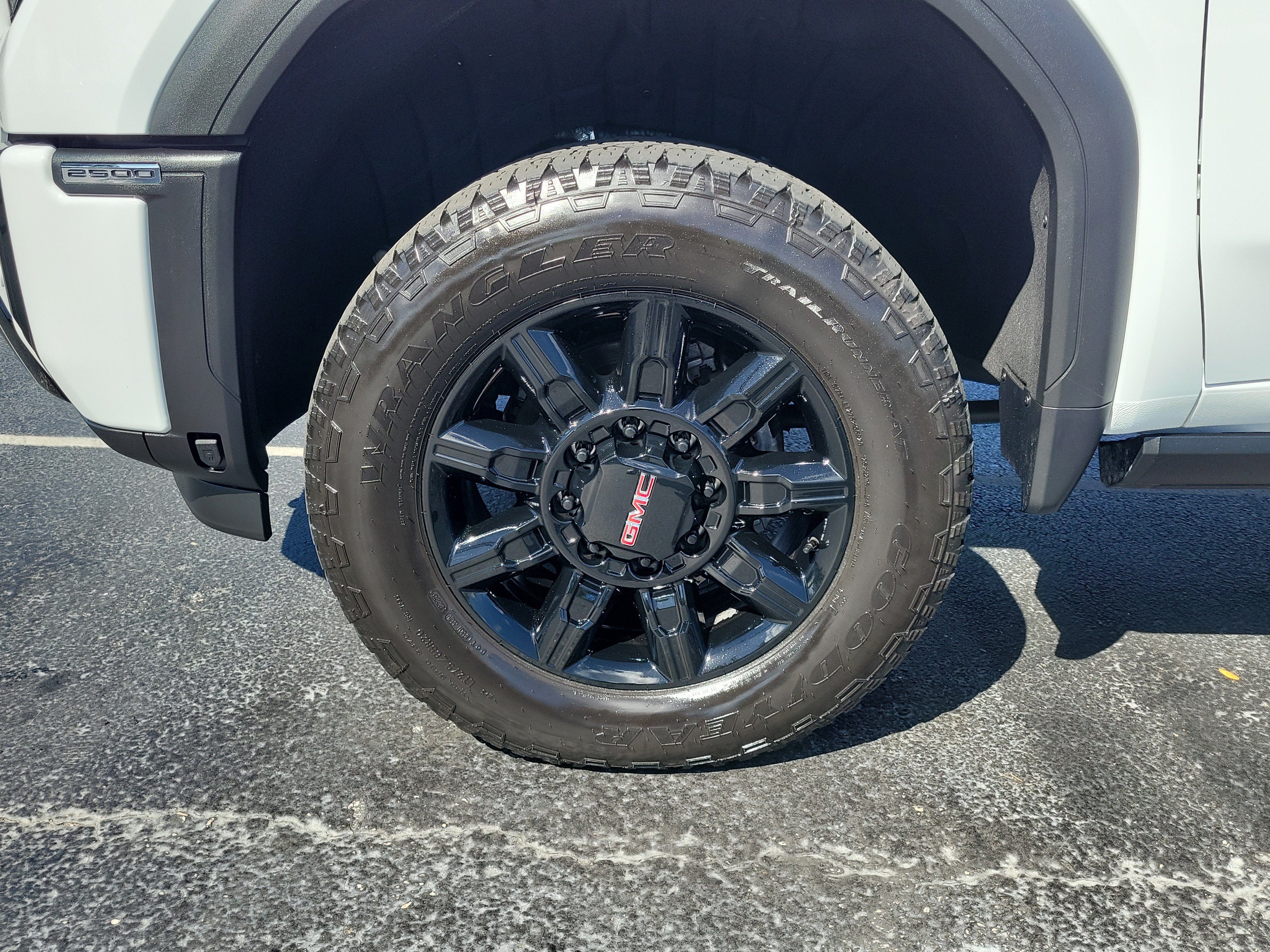 Used 2025 GMC Sierra 2500 AT4 w/ AT4 Premium Plus Package AWD/4WD image 5