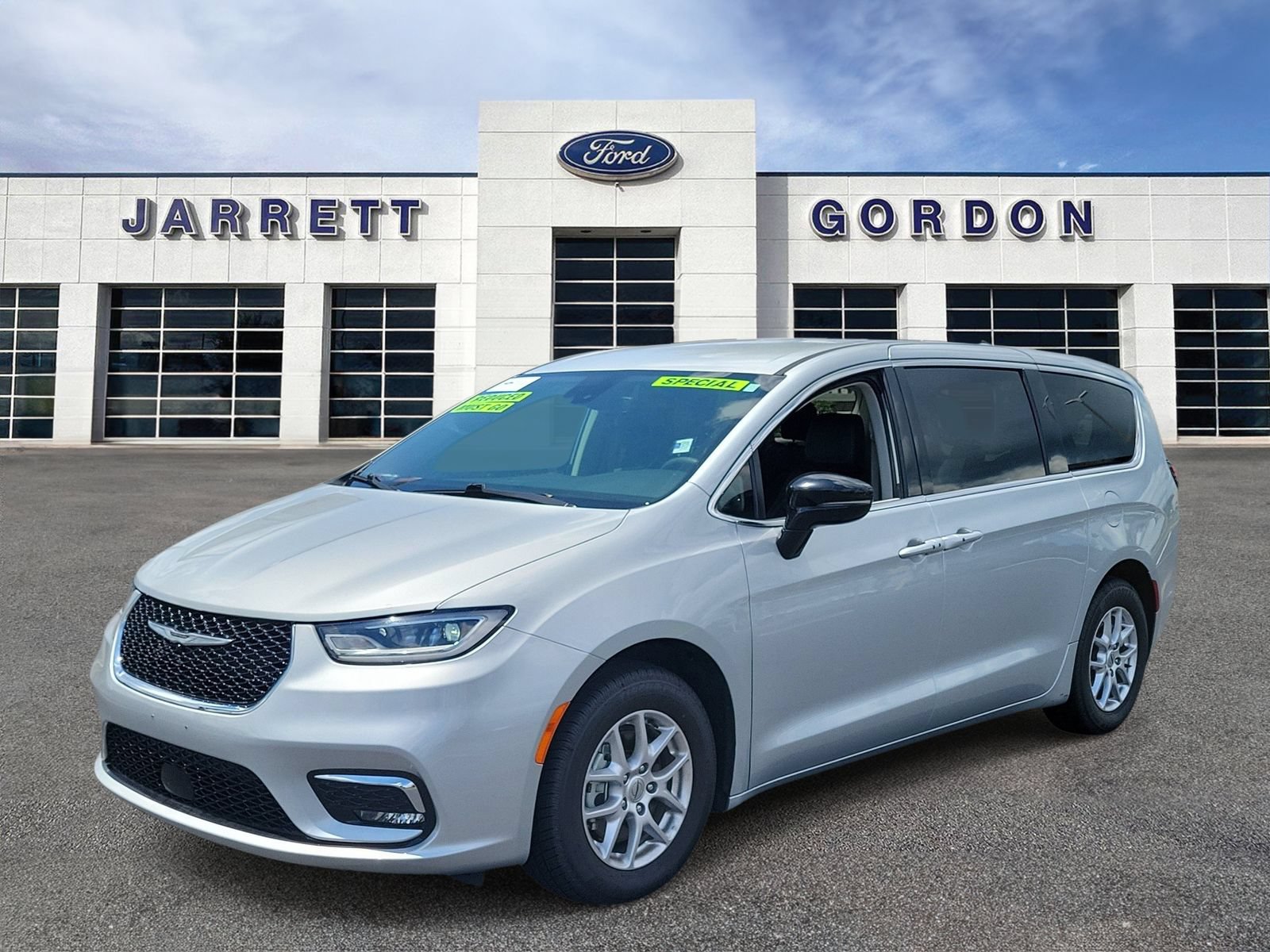 Used 2024 Chrysler Pacifica Touring-L FWD image 2