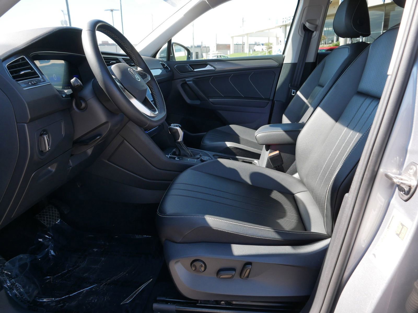 Used 2024 Volkswagen Tiguan SE AWD/4WD image 13