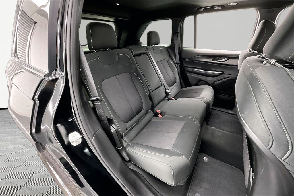 Used 2025 Jeep Grand Cherokee Laredo X AWD/4WD image 27