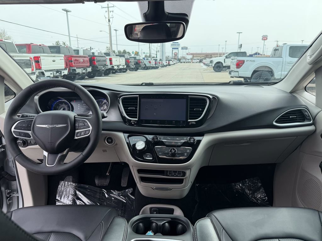 Used 2024 Chrysler Pacifica Touring-L image 37