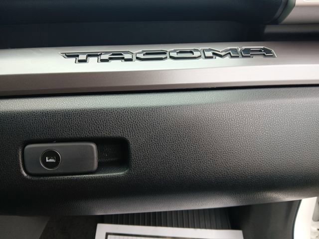 Used 2025 Toyota Tacoma SR5 AWD/4WD image 16