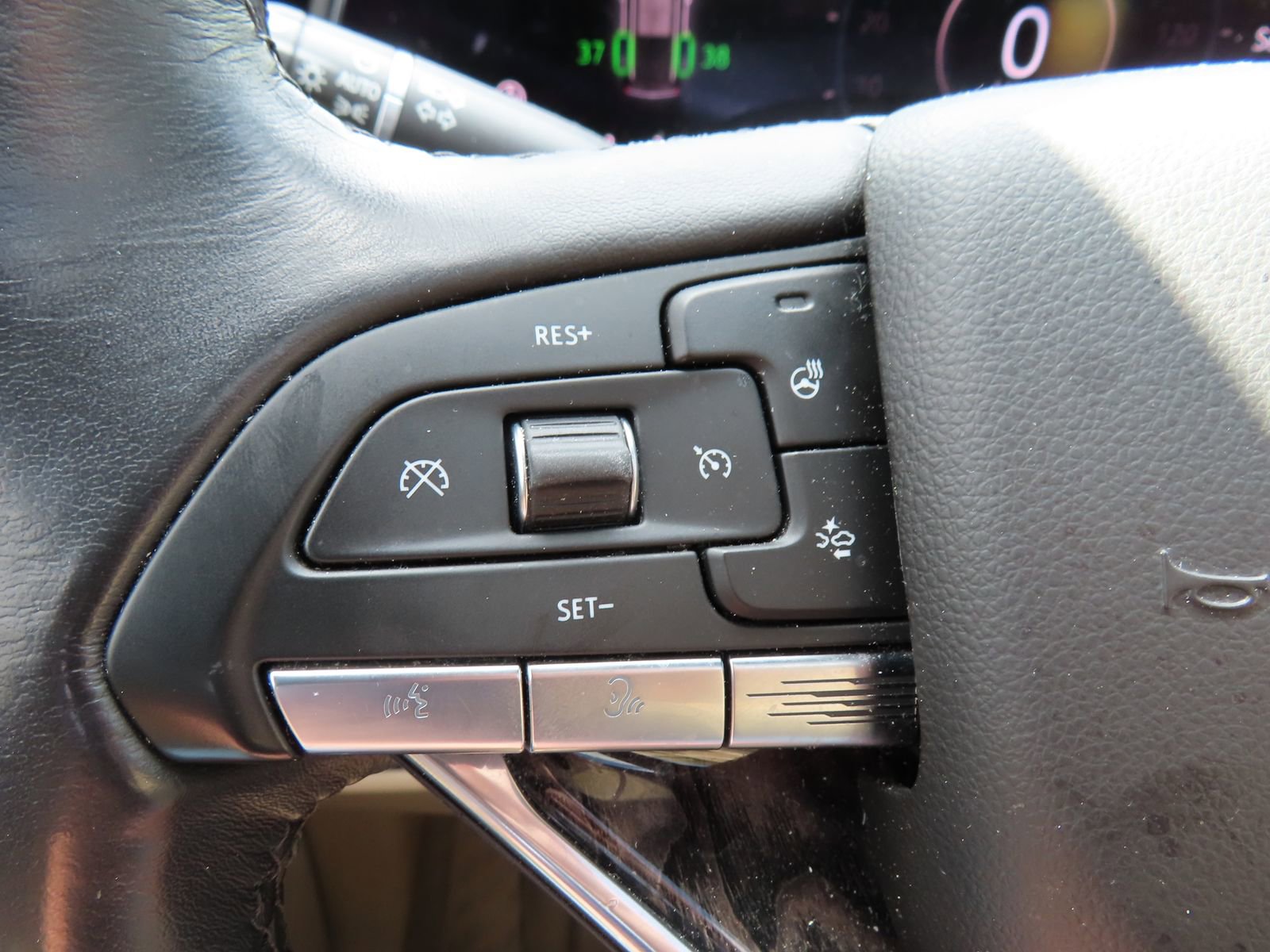 Used 2021 Cadillac Escalade Premium Luxury w/ Performance Package AWD/4WD image 18