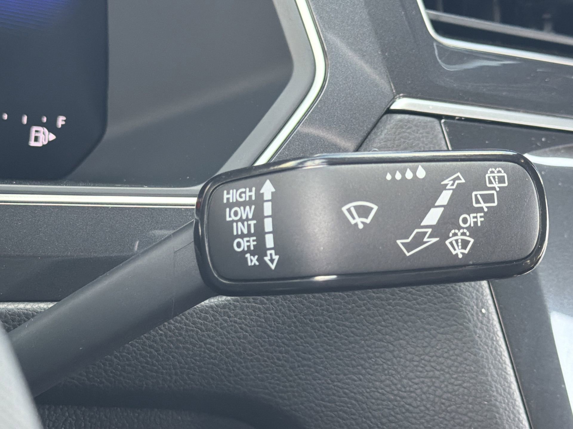 Used 2024 Volkswagen Tiguan SE w/ Panoramic Sunroof Package image 13