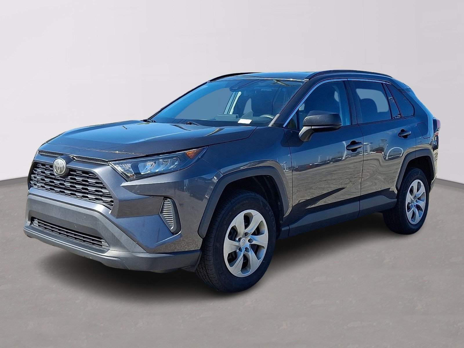 Used 2019 Toyota RAV4 LE FWD image 3