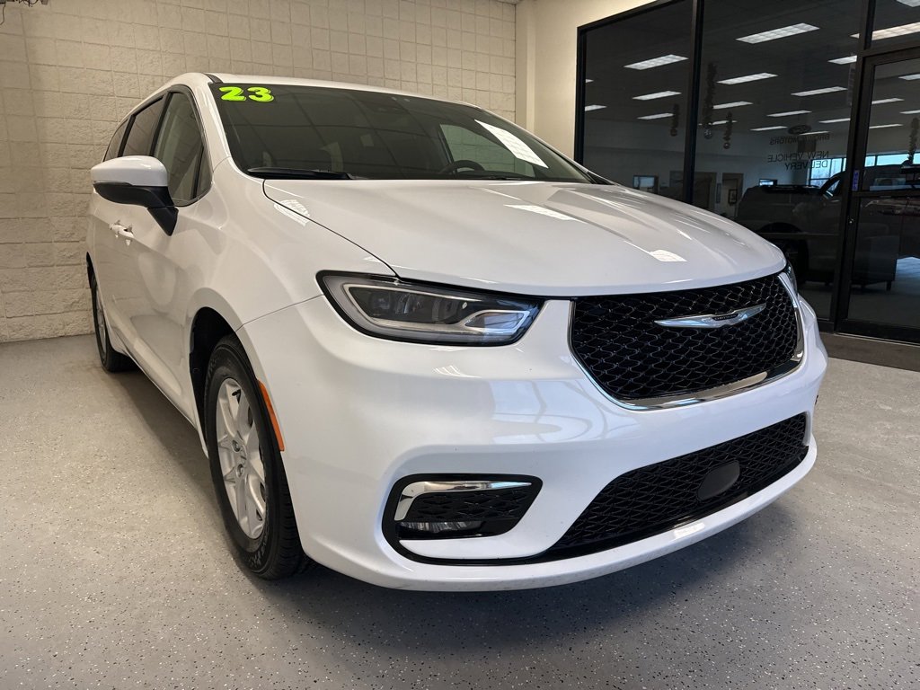 Used 2023 Chrysler Pacifica Touring-L image 37