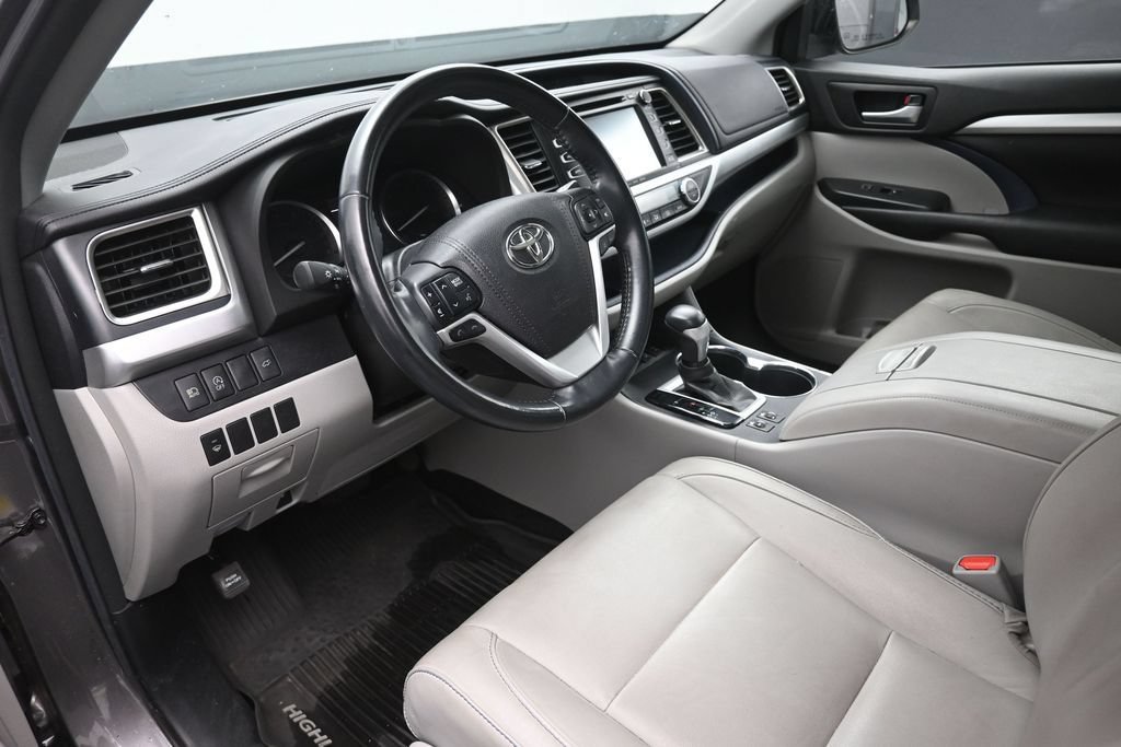 Used 2017 Toyota Highlander XLE AWD/4WD image 19