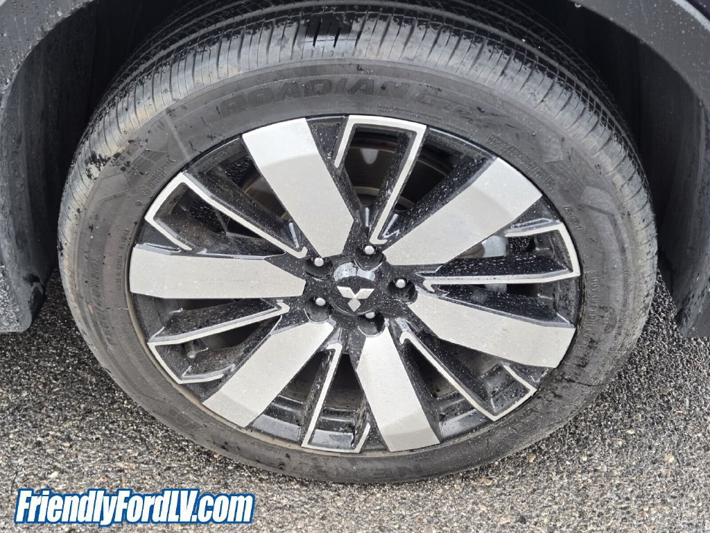Used 2025 Mitsubishi Outlander SE FWD image 2
