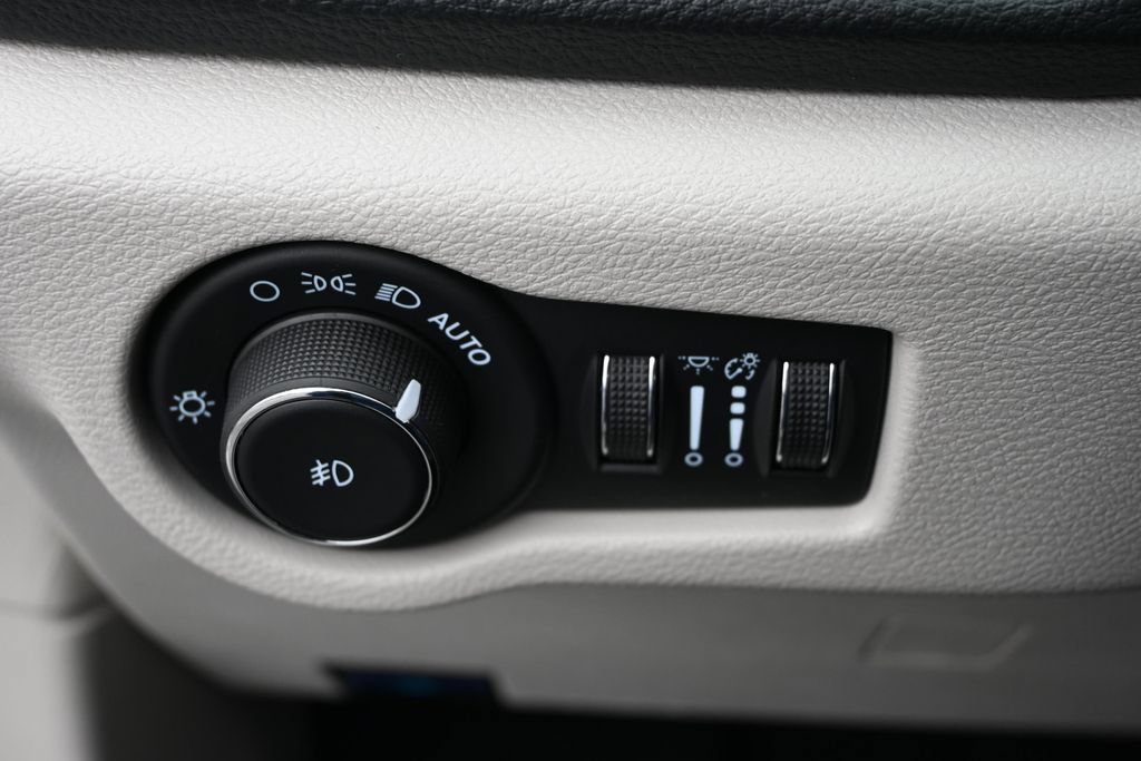 Used 2024 Chrysler Pacifica Touring-L AWD/4WD image 35
