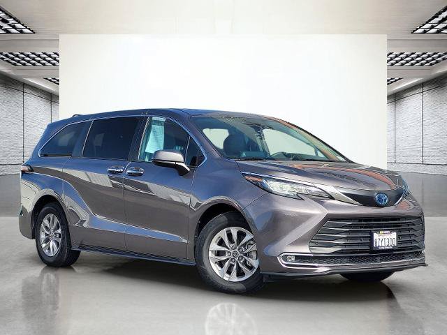 Used 2022 Toyota Sienna XLE AWD/4WD image 2
