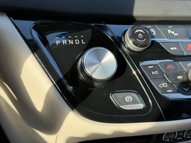 Used 2024 Chrysler Pacifica Touring-L FWD image 19