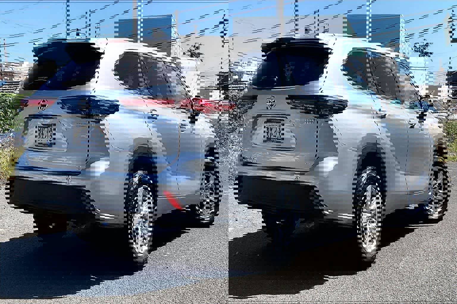 Used 2023 Toyota Highlander LE FWD image 3