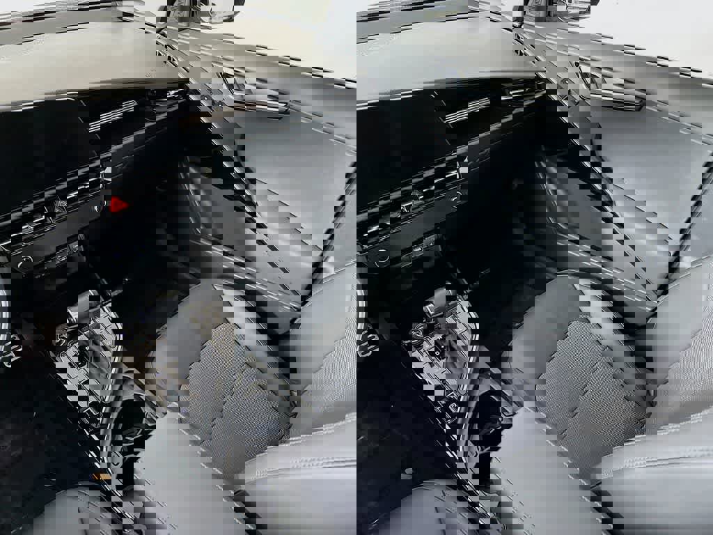 Used 2024 Kia Niro EX Touring image 14